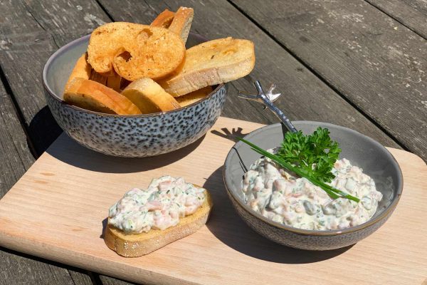 Gerookte zalmsalade met crostini