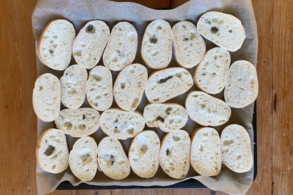 Ciabatta op bakplaat voor knoflook crostini's