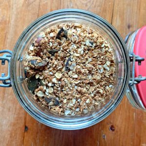 Zelfgemaakte Granola in pot
