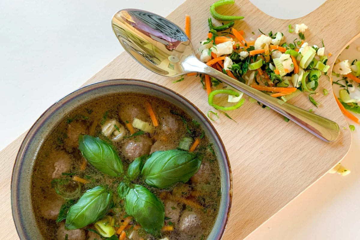 Recept voor runderbouillon met groenten en soepballetjes Flofood.nl