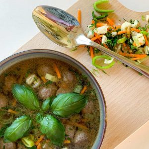 Zelfgemaakte runderbouillon met soepgroenten en soepballen