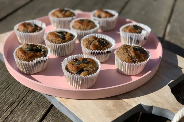 Ontbijtmuffins met banaan en bosbessen