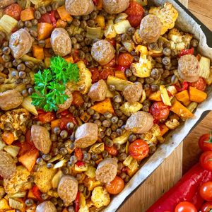 Traybake gegrilde groenten kapucijners en worstjes