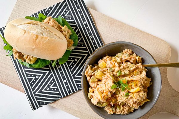 Tonijnsalade met ketjap en kerrie op brood