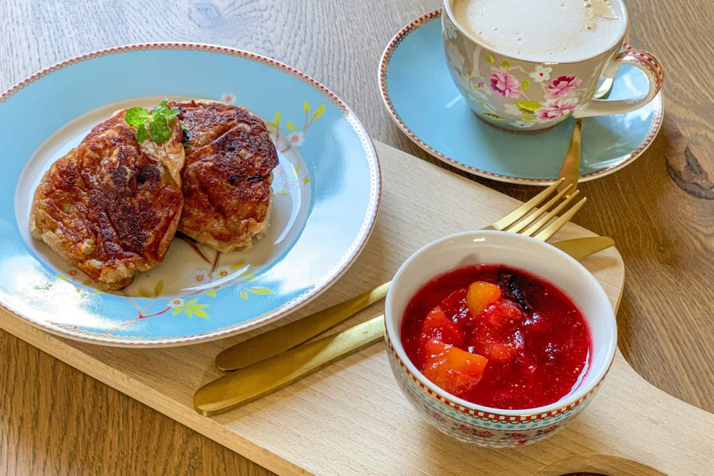 Pruimencompote met bananenpannenkoekjes en cappuccino