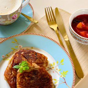 Bananenpannenkoekjes met pruimencompote