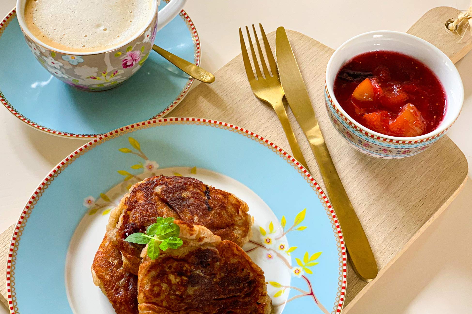 Bananenpannenkoekjes met pruimencompote